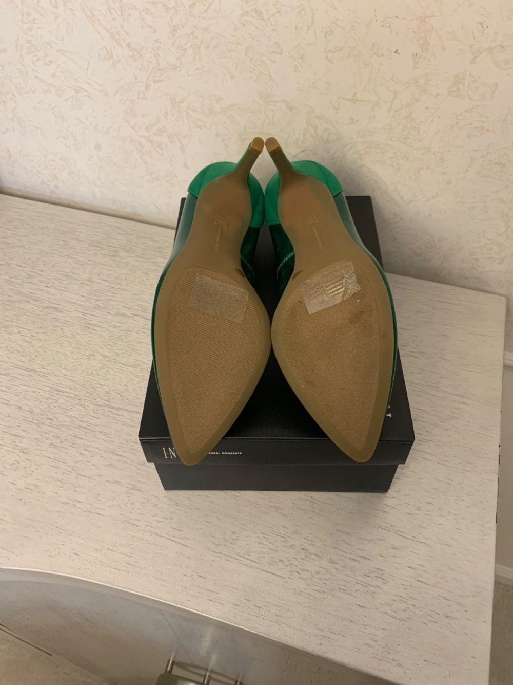 I.N.C. Green vinyl and suede heels, size 11. - Picture 4 of 5